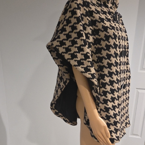 Miss Me Houndstooth Cape in Black and Cream - Picture 3 of 9
